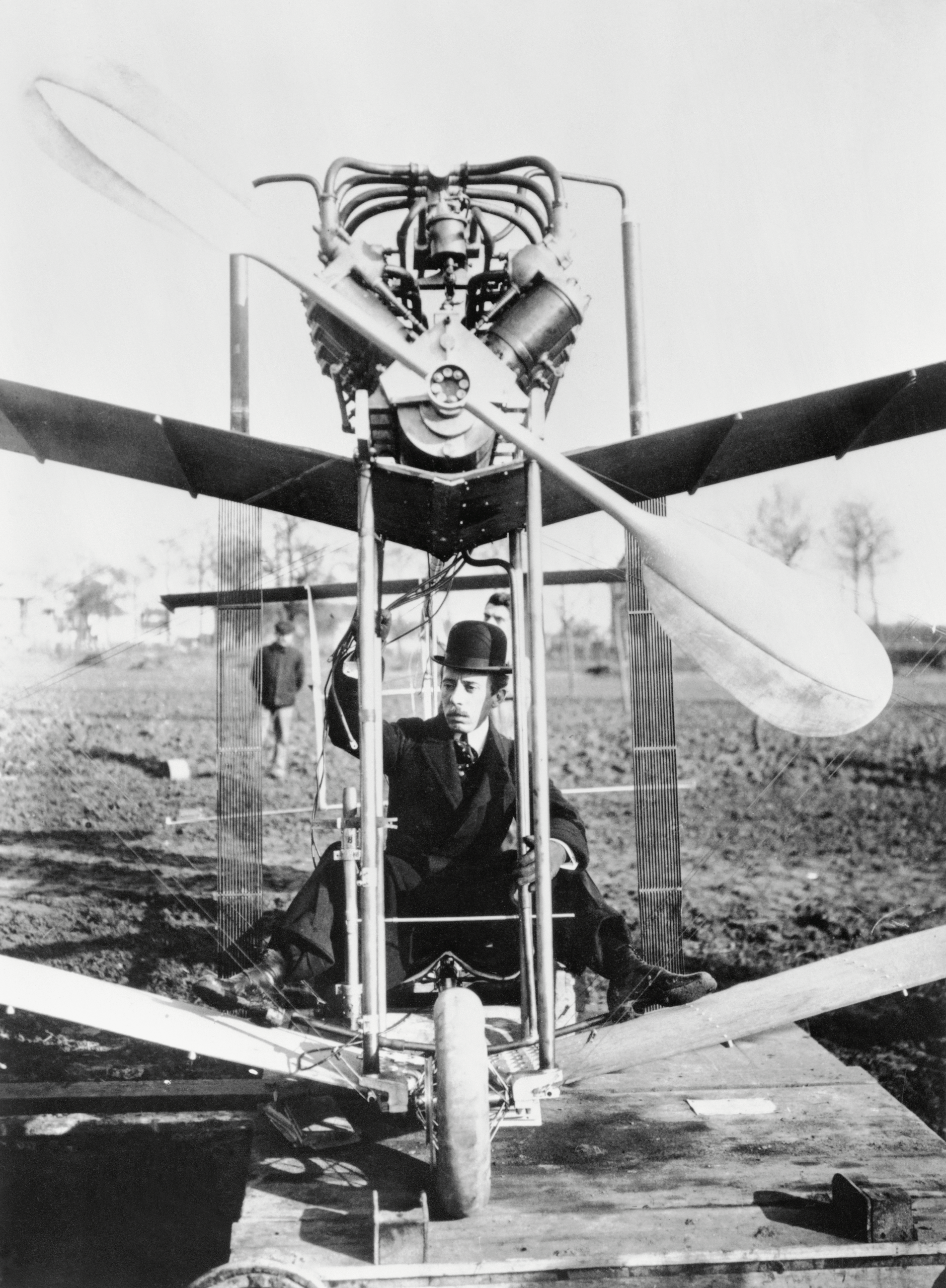 Alberto Santos-Dumont photographié par Jules Beau à bord de son avion "N° 15", 1907